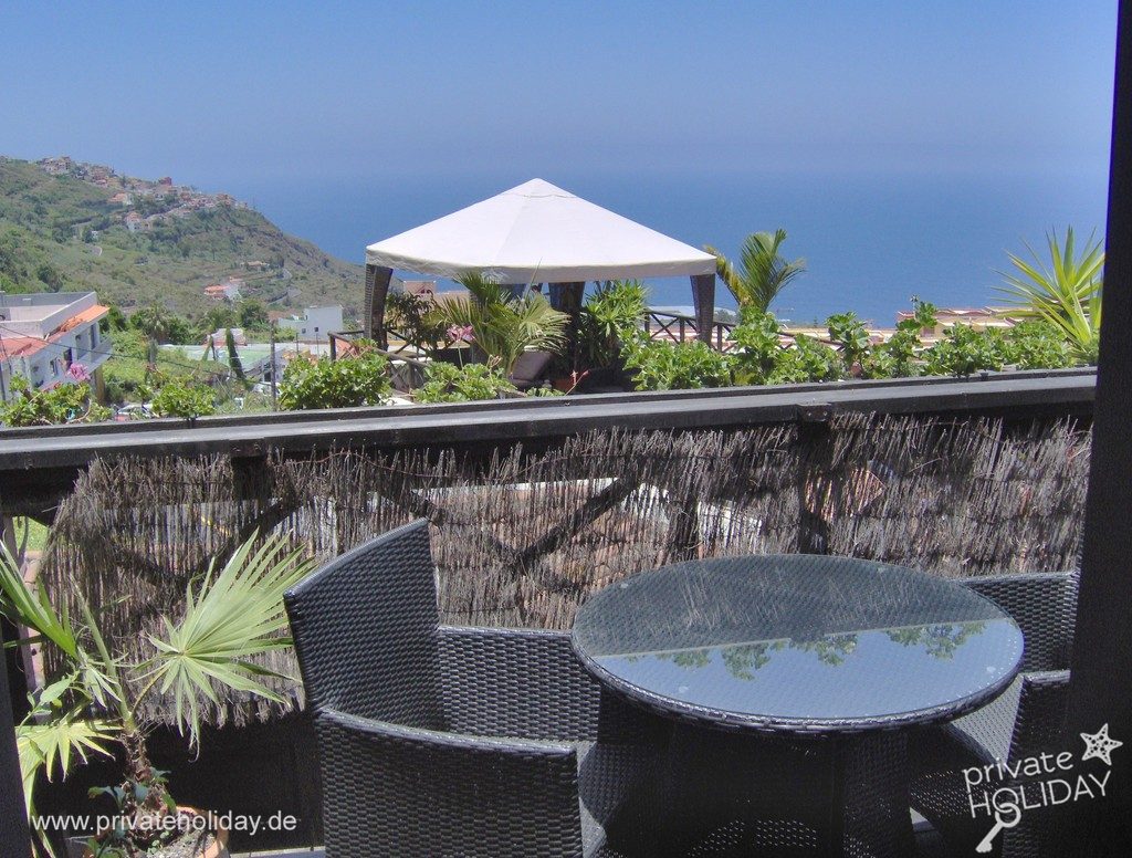 Covered terrace with sea view and seating – Icod de los Vinos, Tenerife