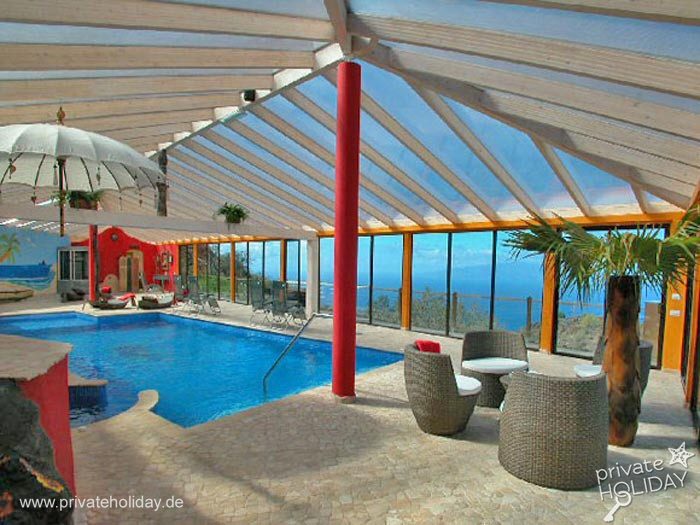 Espace piscine couvert avec vue mer et coin salon – Chio, Ténérife