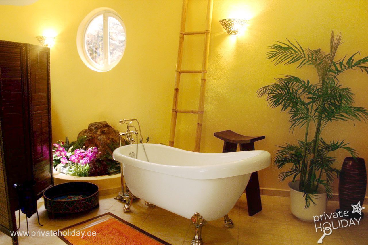 Salle de bain avec baignoire îlot et plante – Chio, Ténérife