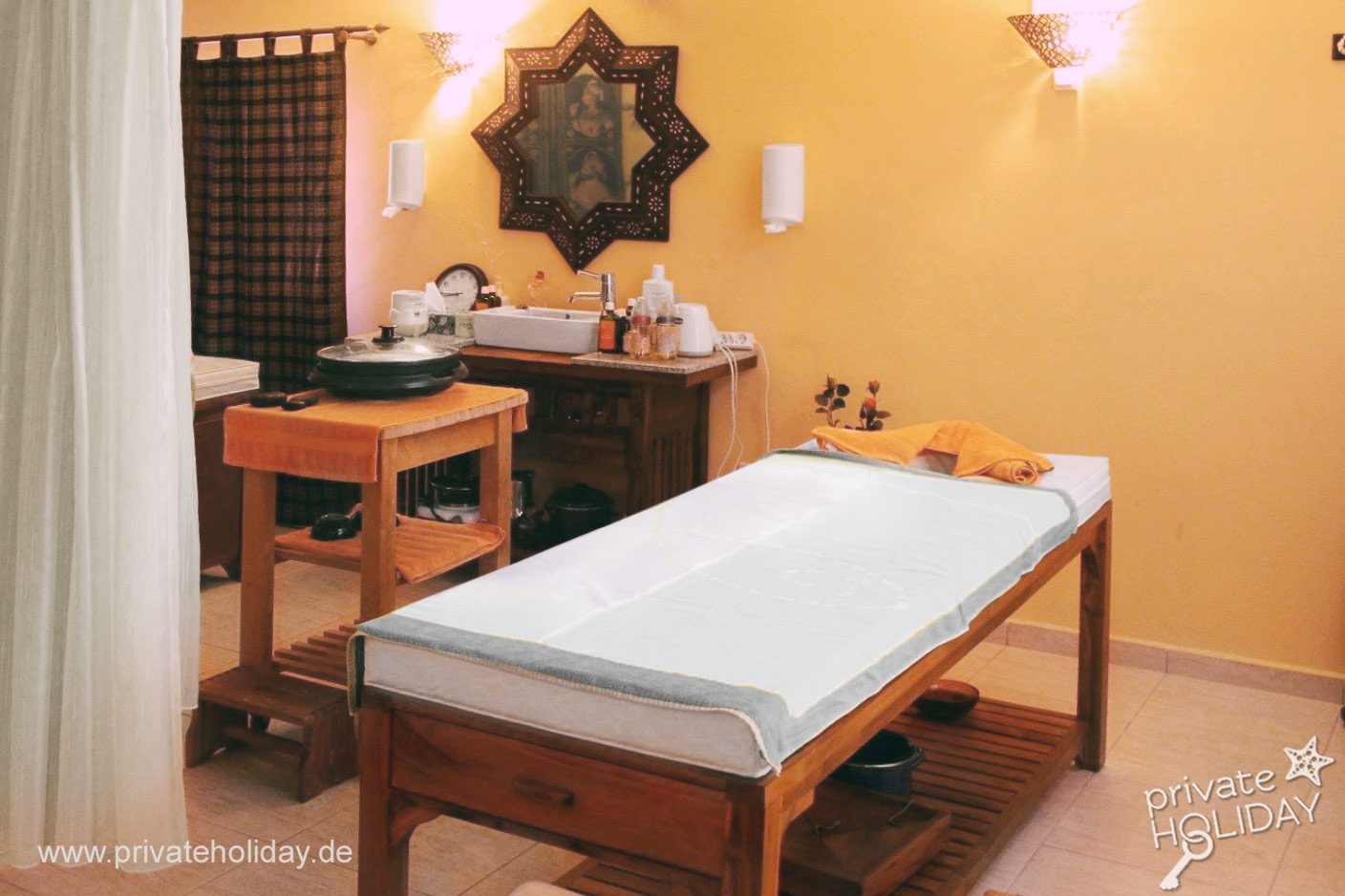 Salle de soin avec table de massage et meuble – Chio, Ténérife