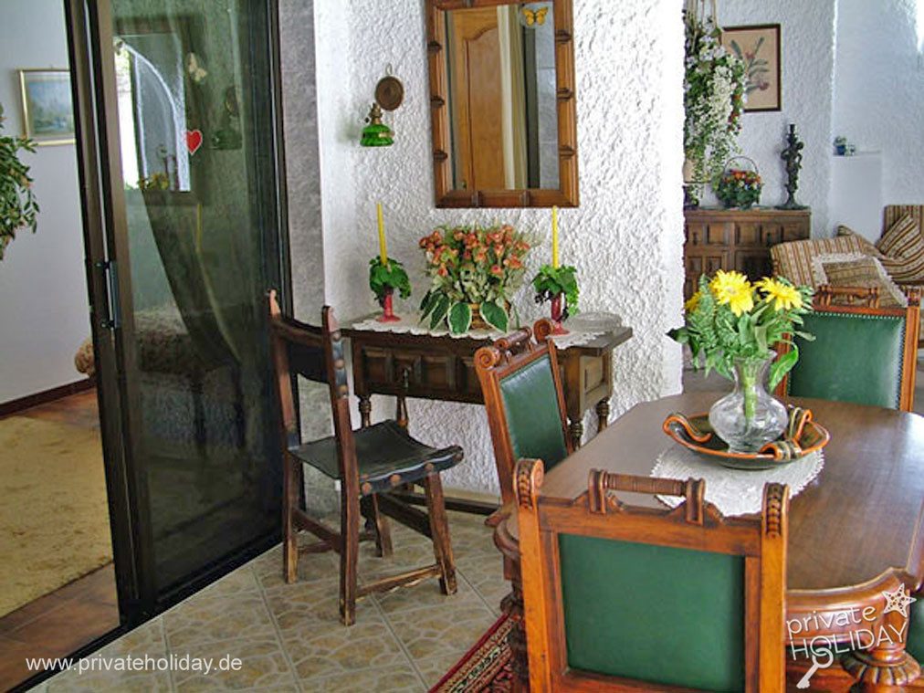 Salle à manger avec table en bois et porte vitrée – Poris de Abona, Ténérife
