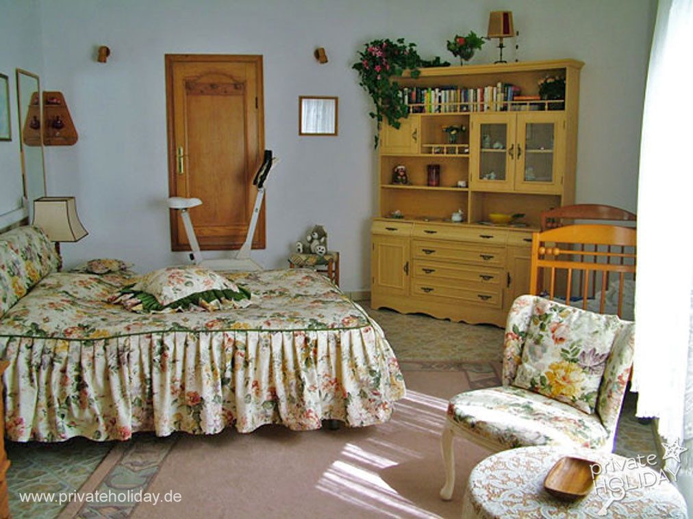 Chambre avec lit fleuri et buffet en bois – Poris de Abona, Ténérife