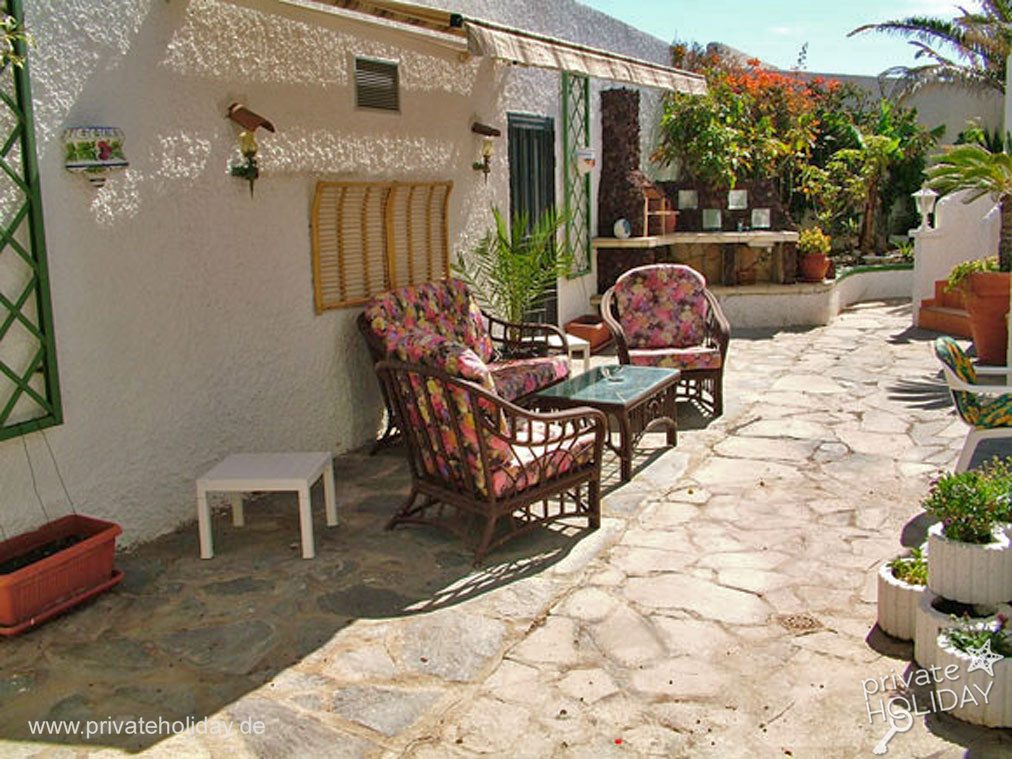 Terrasse pavée avec fauteuils en rotin et table – Poris de Abona, Ténérife