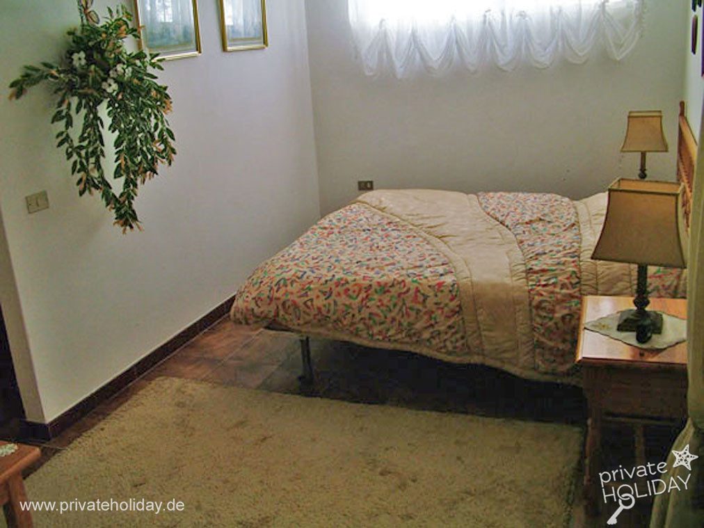 Chambre claire avec lit double et lampes de chevet – Poris de Abona, Ténérife