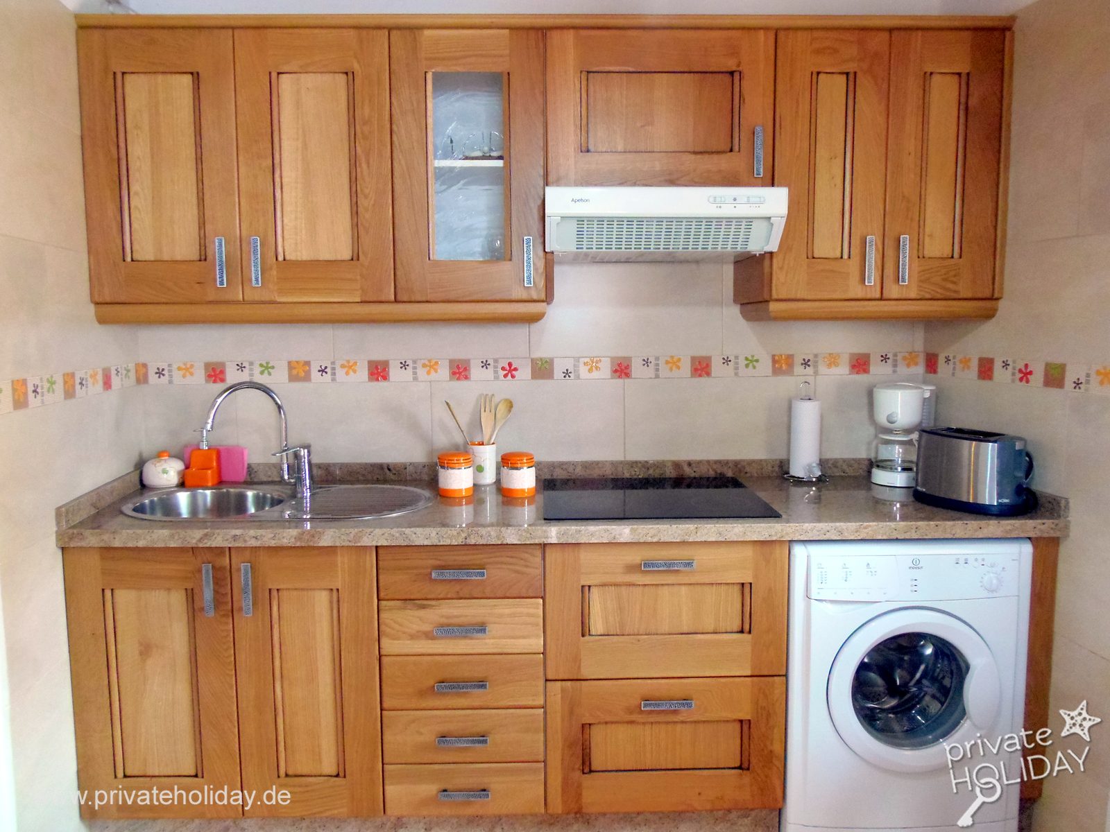 Cucina con mobili in legno e lavatrice – Igueste de San Andrés, Tenerife
