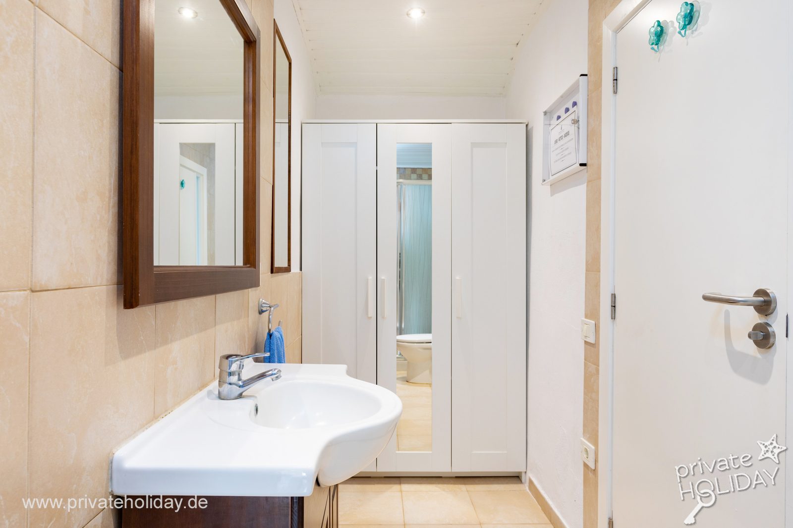 Bagno luminoso con lavabo e armadio – Igueste de San Andrés, Tenerife