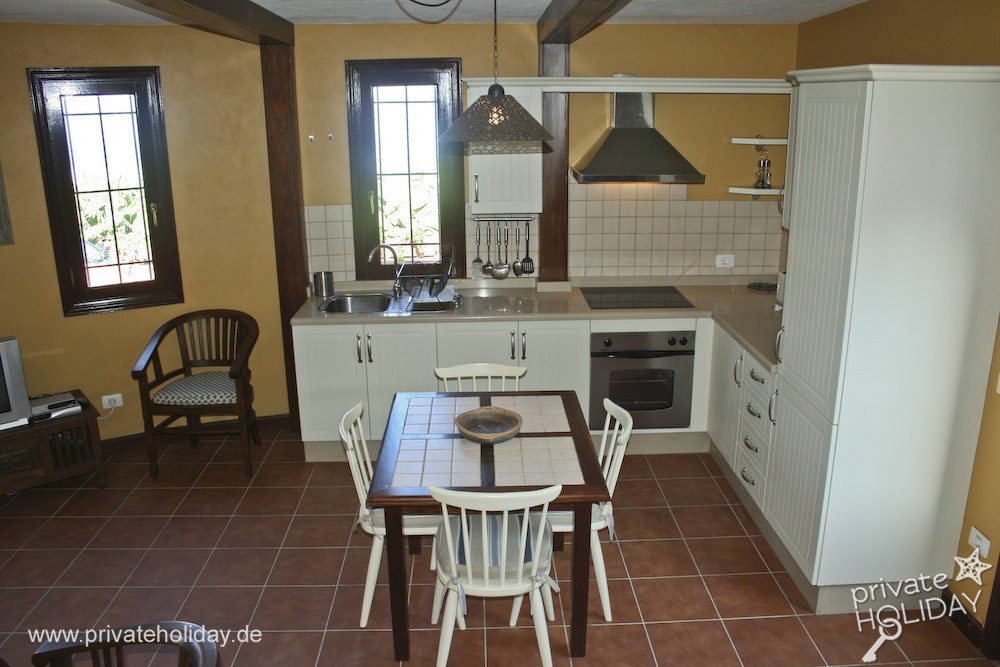 Cuisine ouverte avec fenêtre et table à manger – Puerto de la Cruz, Ténérife