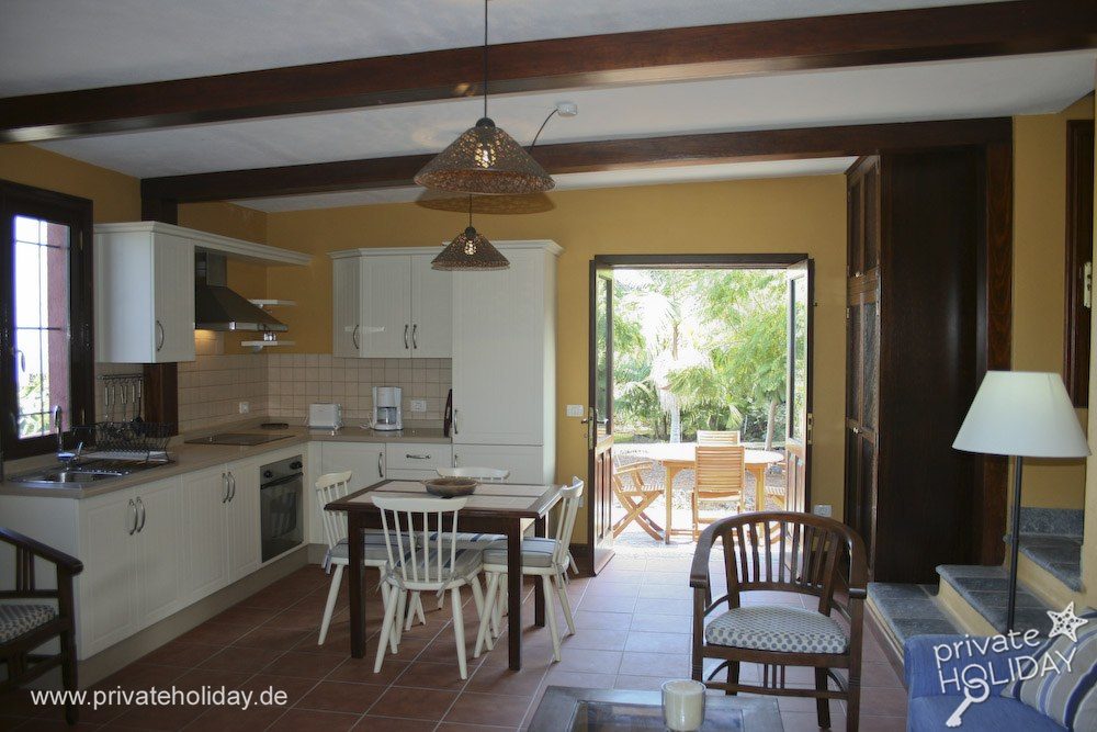 Cuisine avec table à manger et porte-fenêtre – Puerto de la Cruz, Ténérife