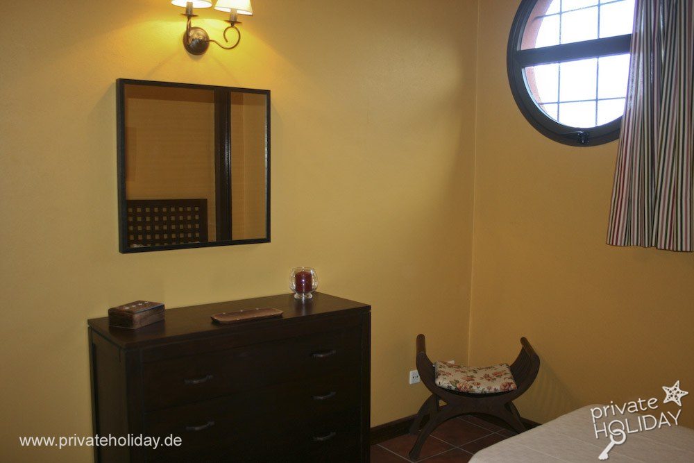 Chambre avec commode et fenêtre ronde – Puerto de la Cruz, Ténérife
