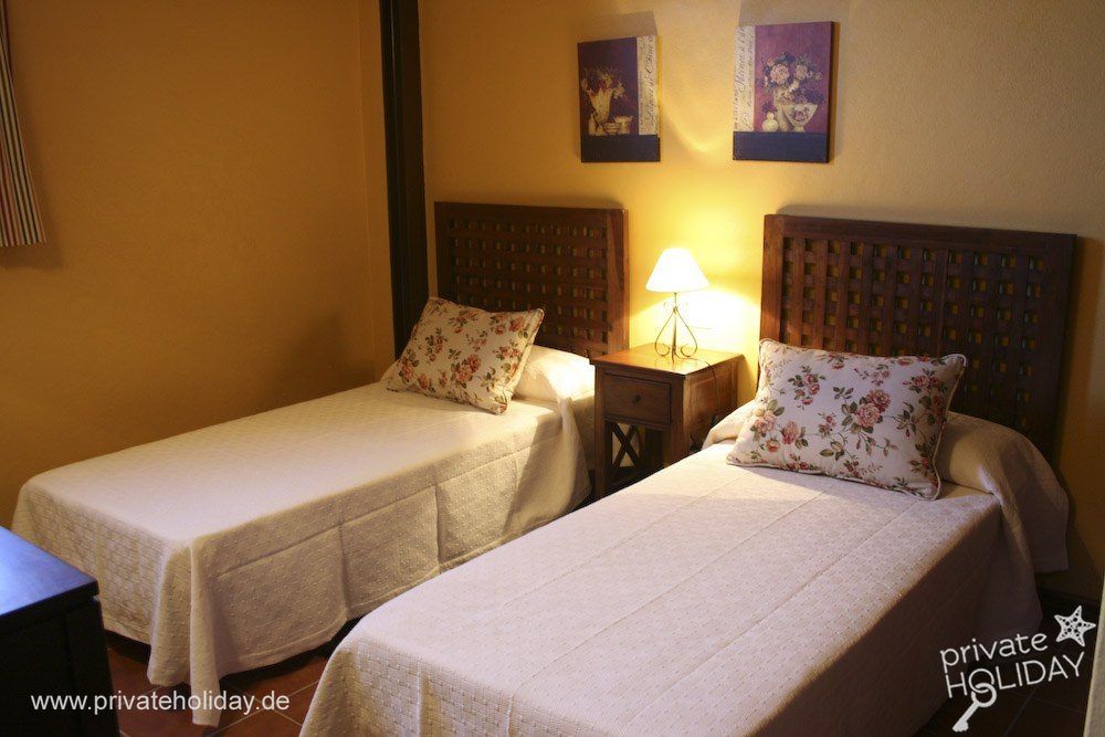 Chambre avec deux lits simples et lampe de chevet – Puerto de la Cruz, Ténérife
