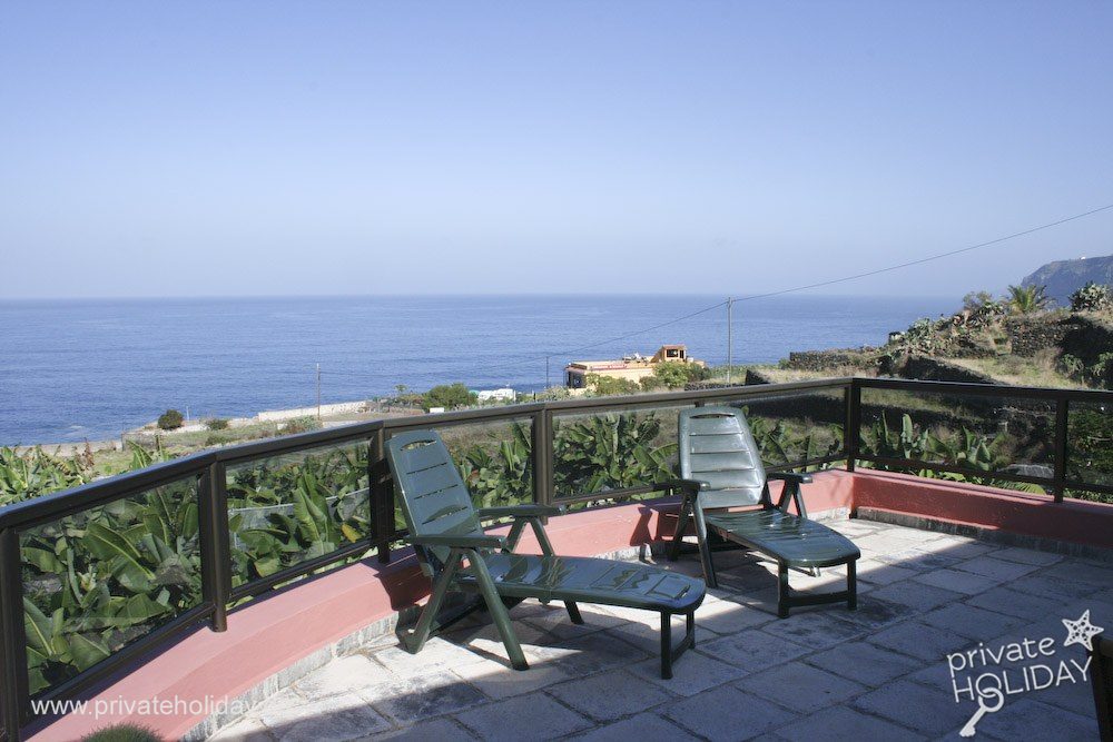 Terras met ligstoelen en uitzicht op zee – Puerto de la Cruz, Teneriffa