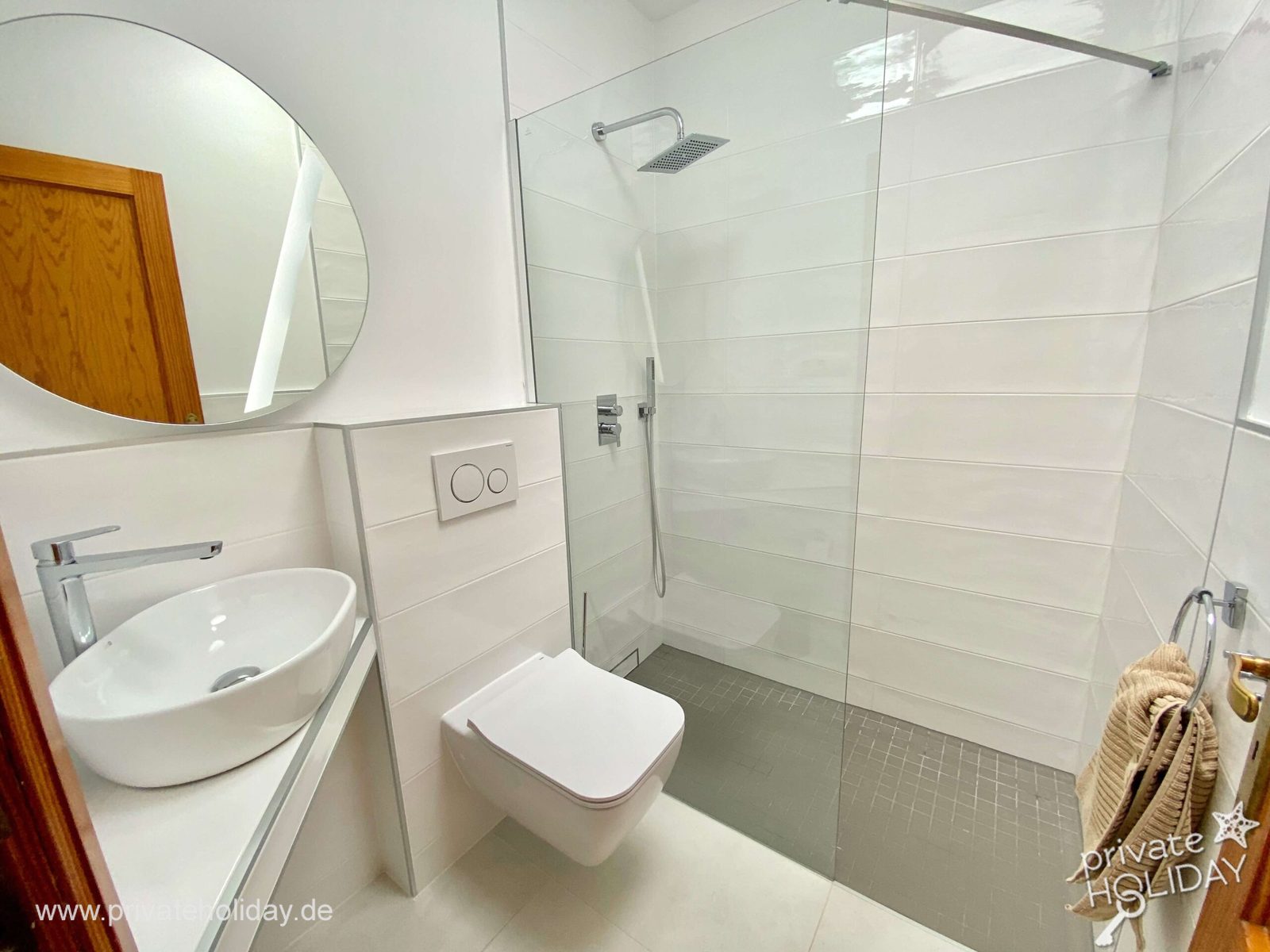 Badkamer met inloopdouche en wastafel – Costa Calma, Fuerteventura