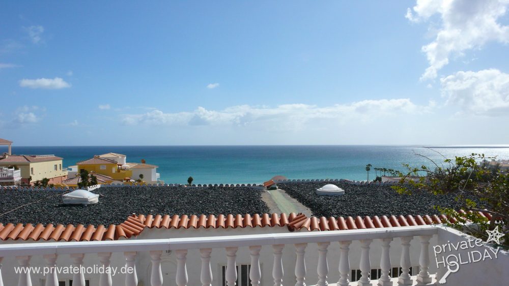 Balkon met zeezicht en witte reling – Costa Calma, Fuerteventura