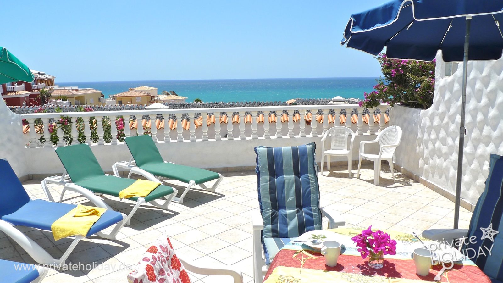 Taras na dachu z leżakami i widokiem na morze – Costa Calma, Fuerteventura