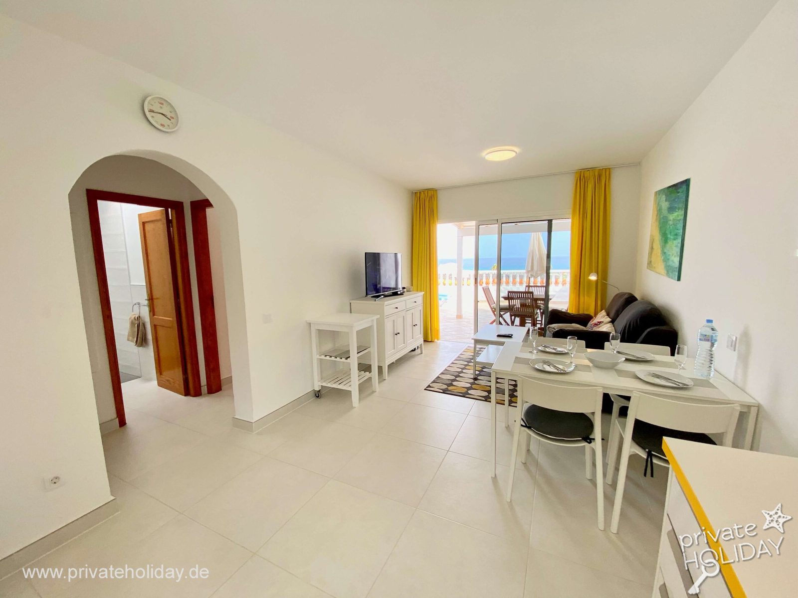 Lichte woon-eetkamer met open keuken – Costa Calma, Fuerteventura