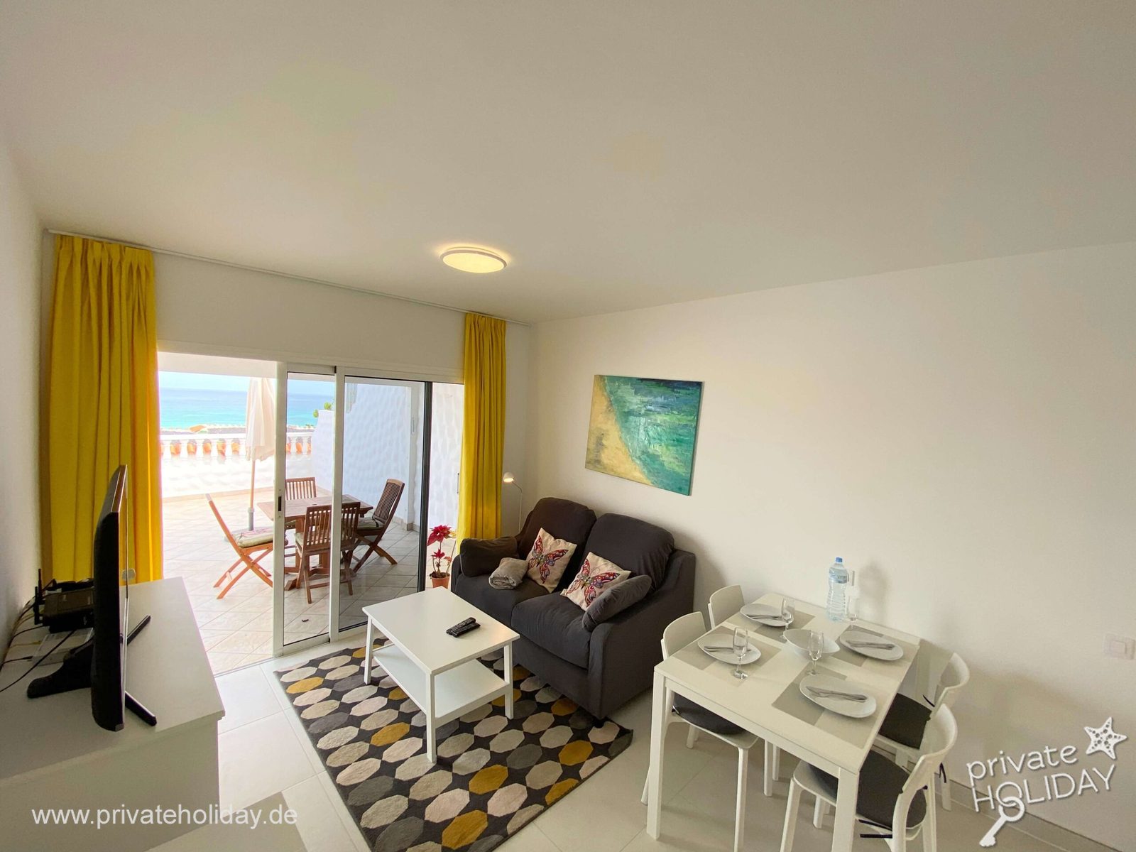Woonkamer met balkon en eethoek – Costa Calma, Fuerteventura
