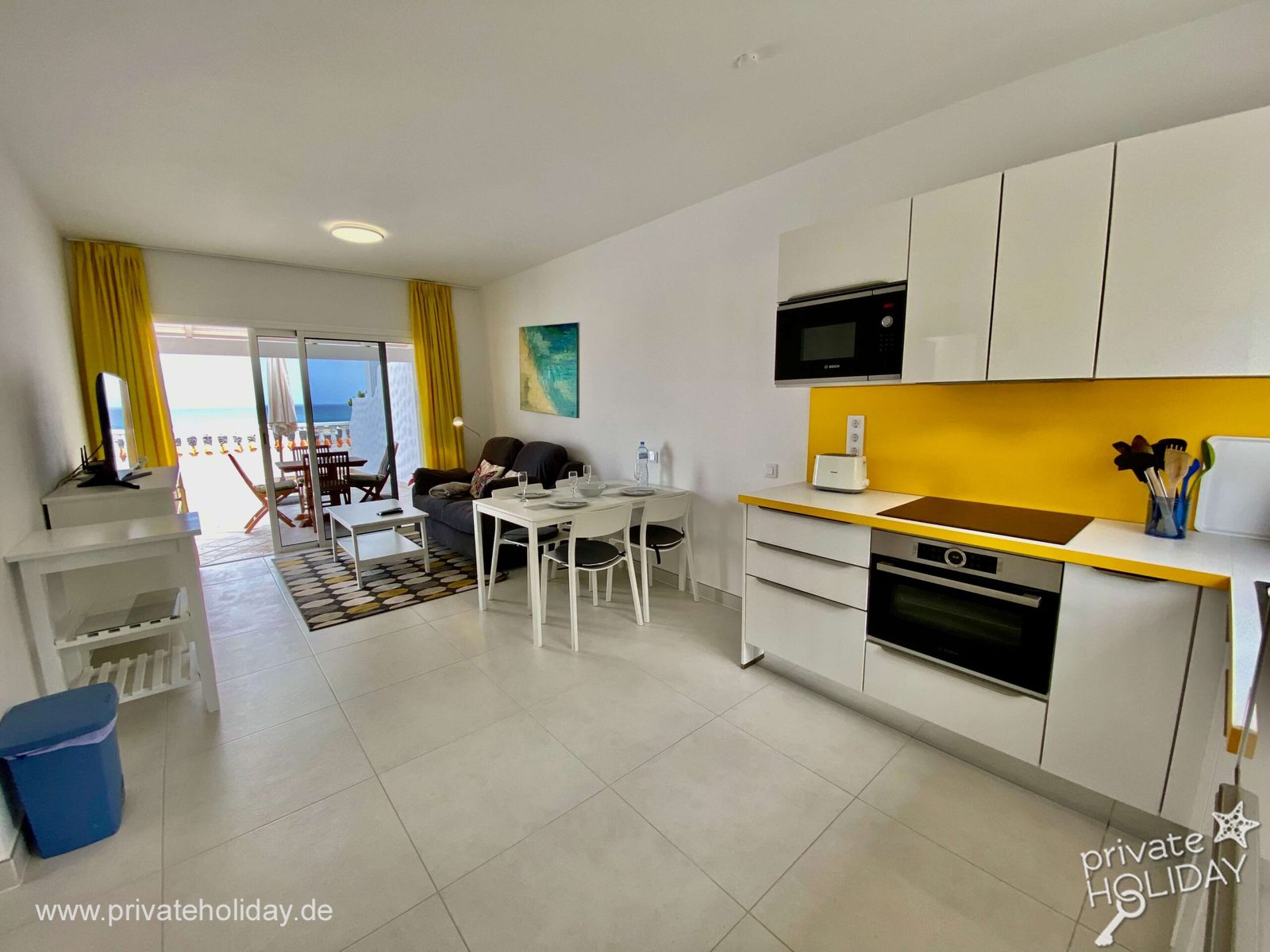 Open woonkamer met keuken en terras – Costa Calma, Fuerteventura