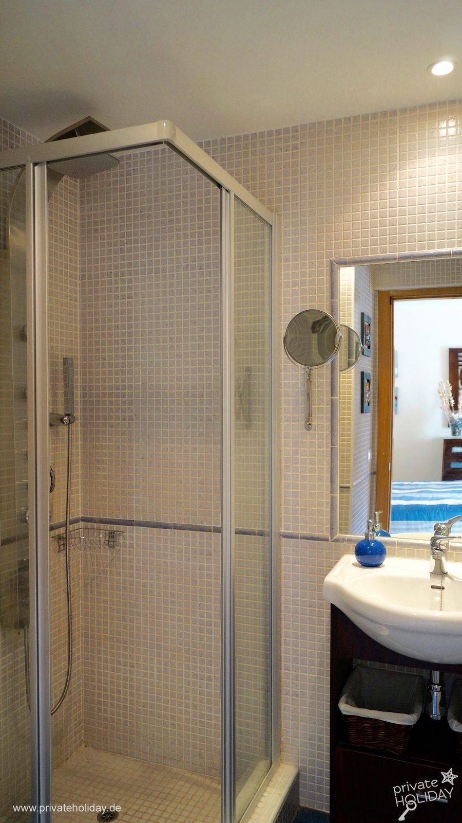 Salle de bain avec douche vitrée et lavabo – Costa Calma, Fuerteventura