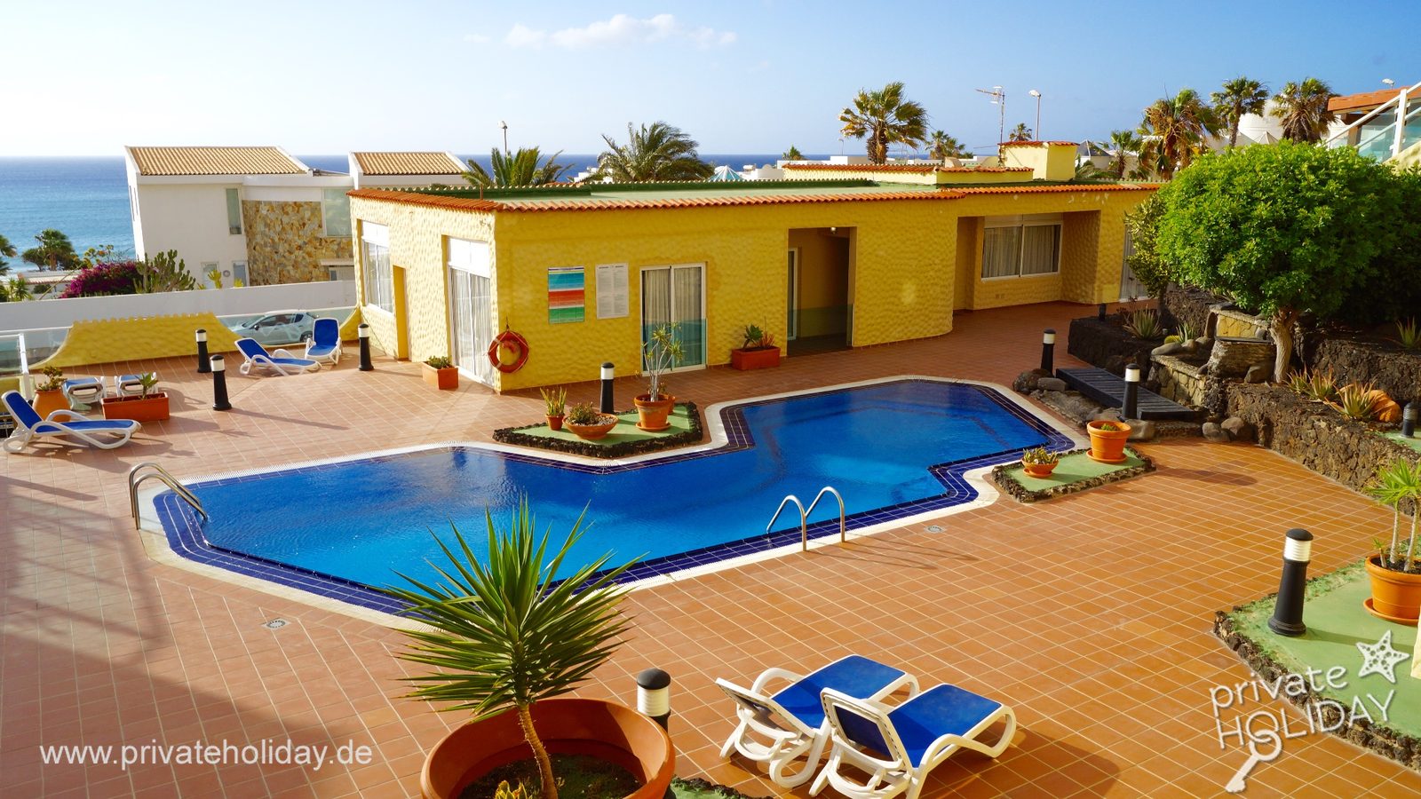 Terrasse de piscine avec transats et vue mer – Costa Calma, Fuerteventura
