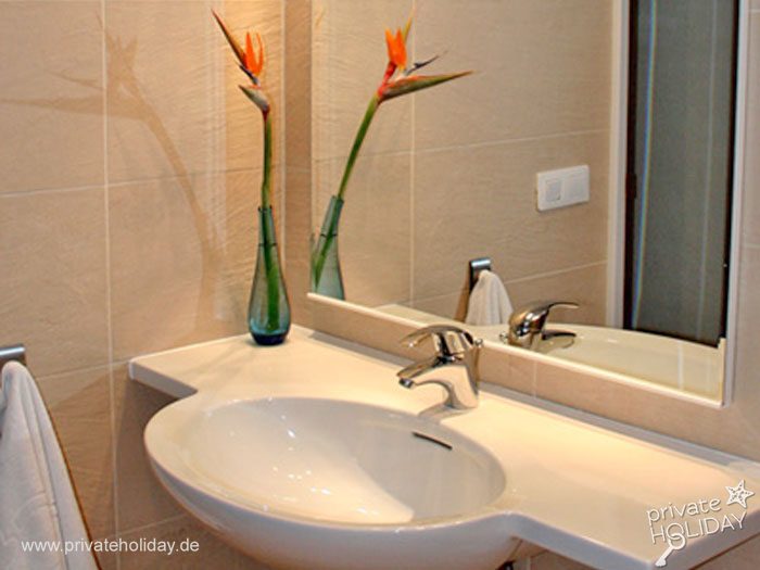 Bagno con lavabo e specchio a parete – Playa del Inglés, Gran Canaria
