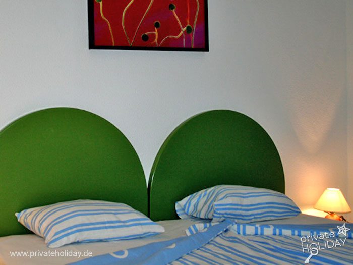 Camera da letto con due testiere verdi – Playa del Inglés, Gran Canaria