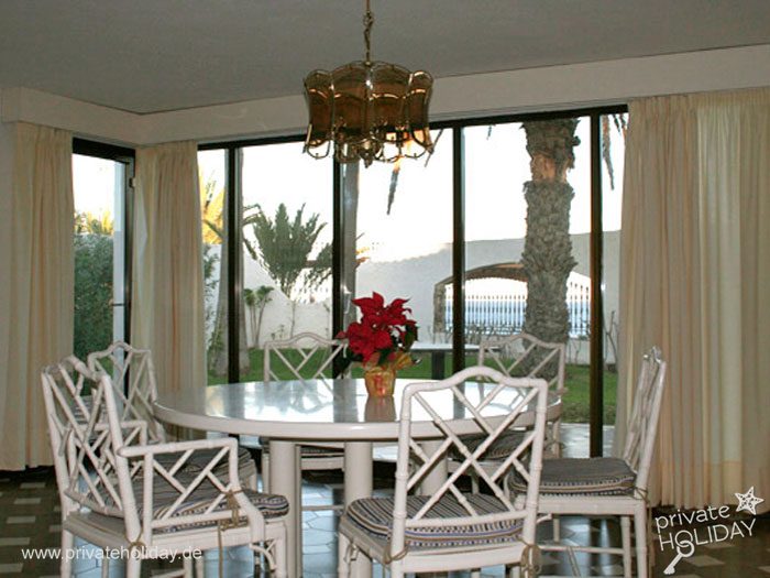 Zona pranzo con tavolo rotondo e vista giardino – Playa del Inglés, Gran Canaria