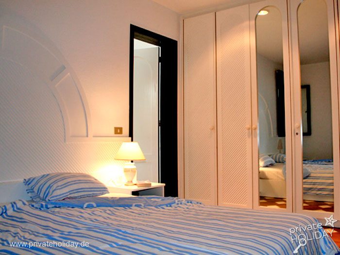 Camera da letto con letto e armadio a specchi – Playa del Inglés, Gran Canaria