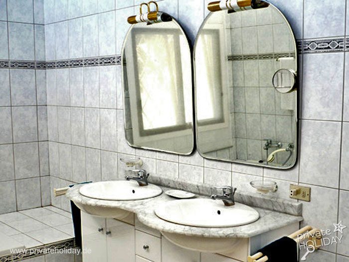 Bathroom with double sink and mirrors – Playa del Inglés, Gran Canaria