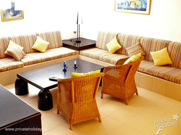Living area with corner sofa and coffee table – Playa del Inglés, Gran Canaria