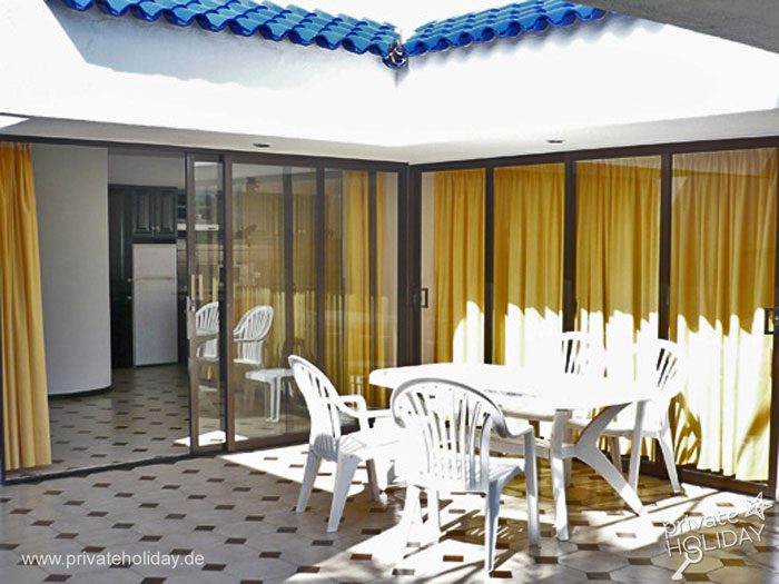 Covered terrace with dining table and sliding doors – Playa del Inglés, Gran Canaria