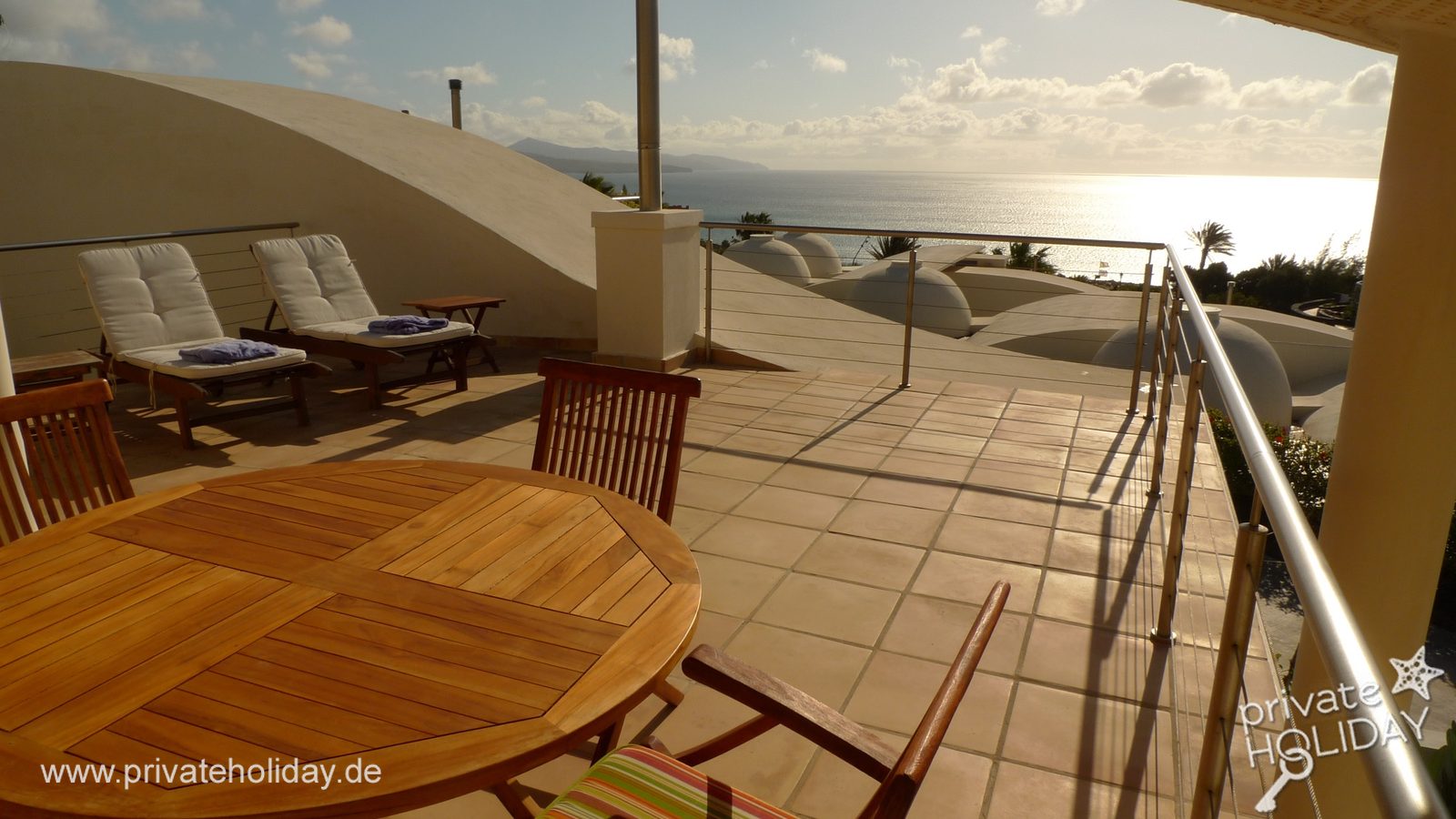 Terrasse avec table en bois et vue mer – Costa Calma, Fuerteventura