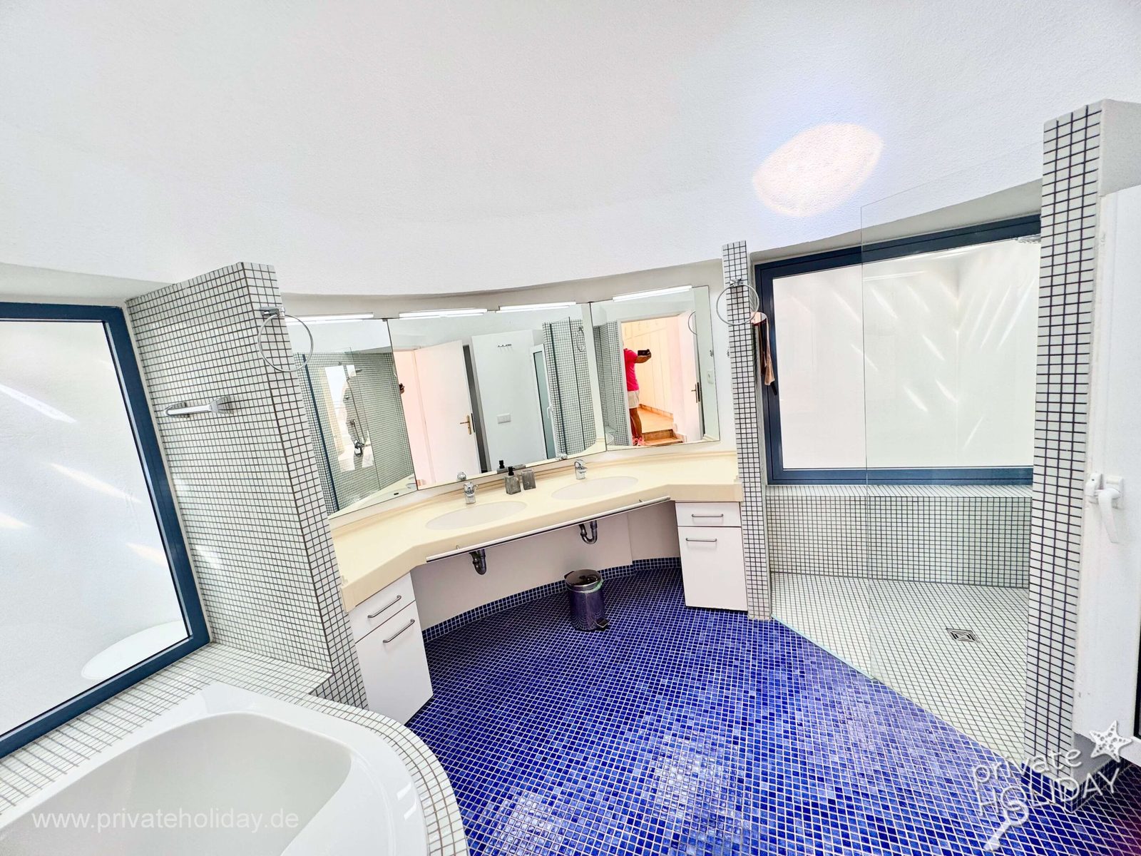 Salle de bains avec mosaïque bleue et double vasque – Costa Calma, Fuerteventura