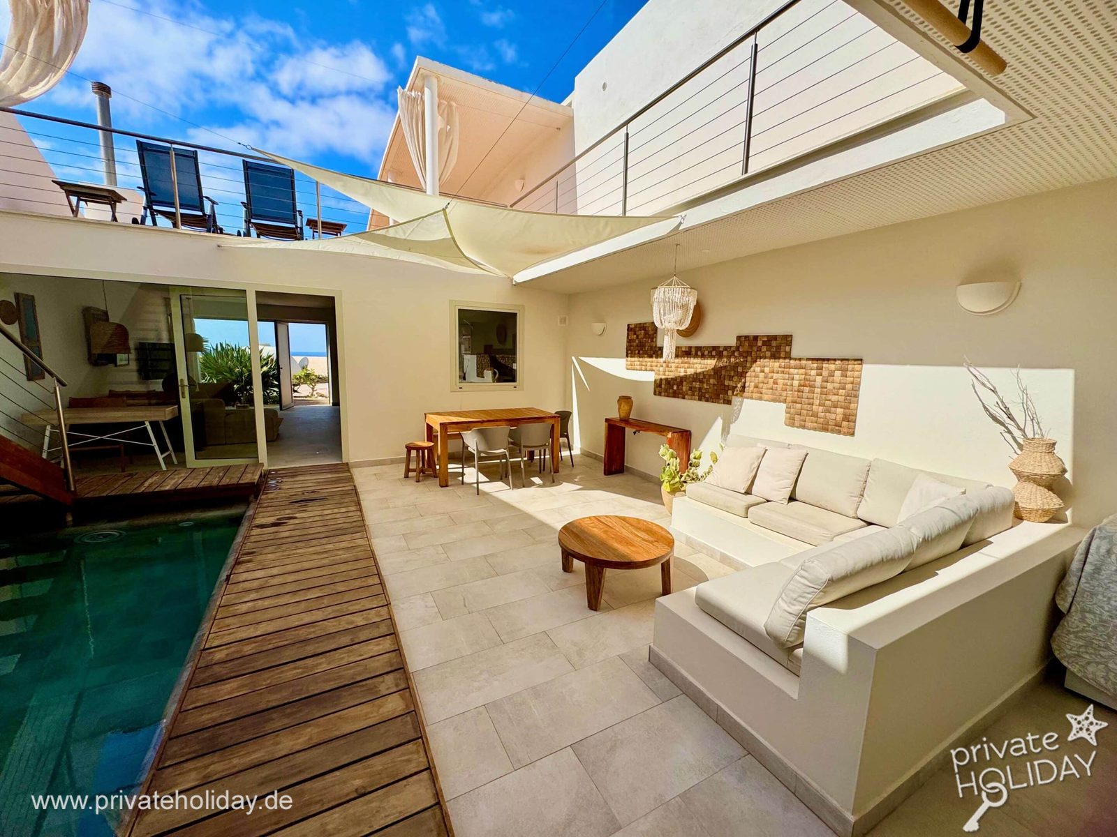 Terrasse de piscine avec canapé et escalier – Costa Calma, Fuerteventura