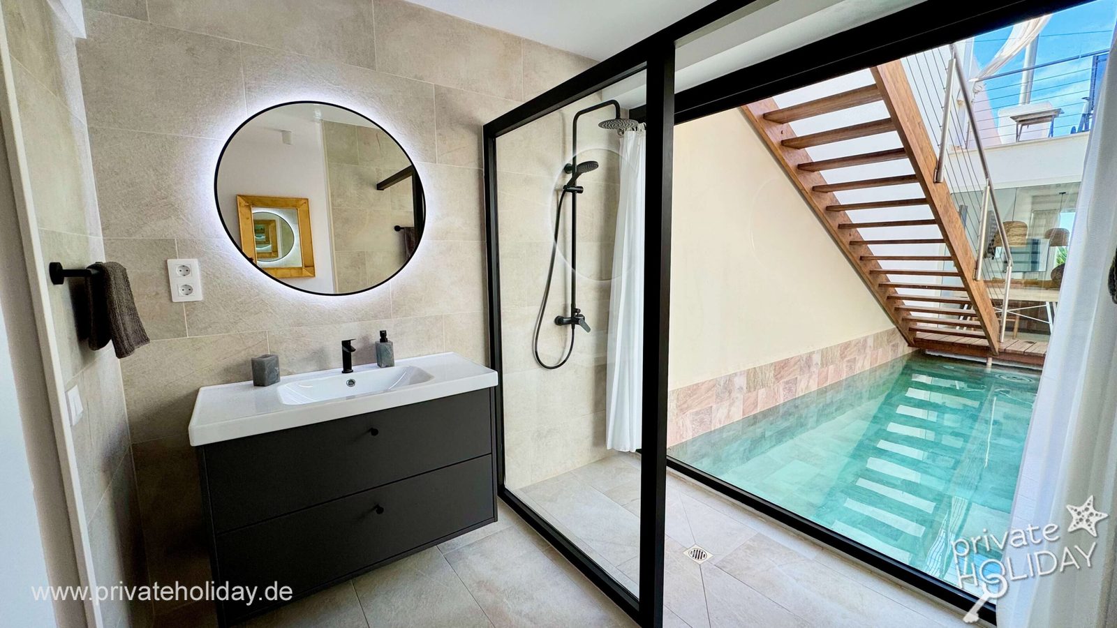 Salle de bain avec douche vitrée et vasque – Costa Calma, Fuerteventura