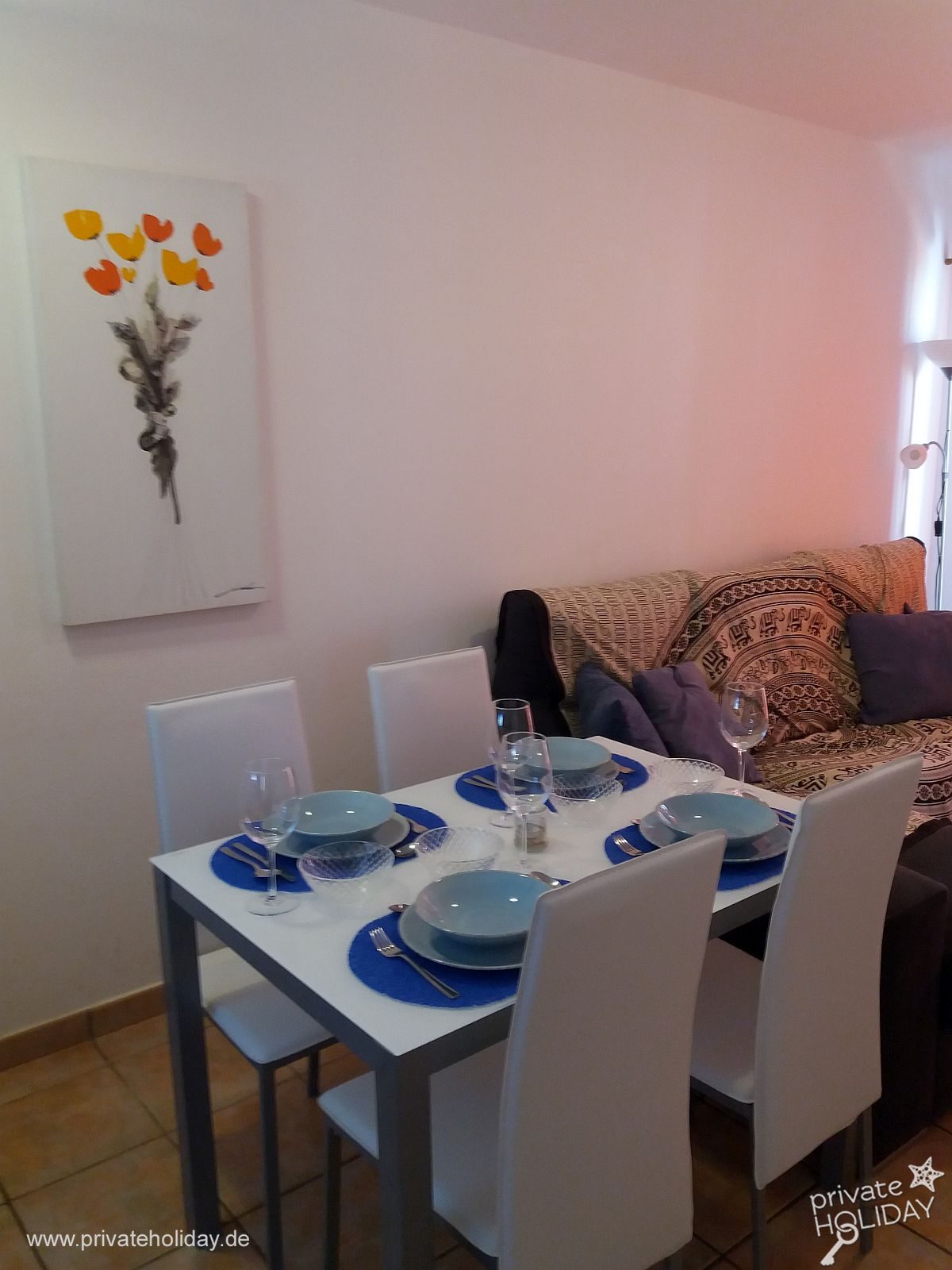 Eethoek met gedekte tafel en bank – Costa Calma, Fuerteventura