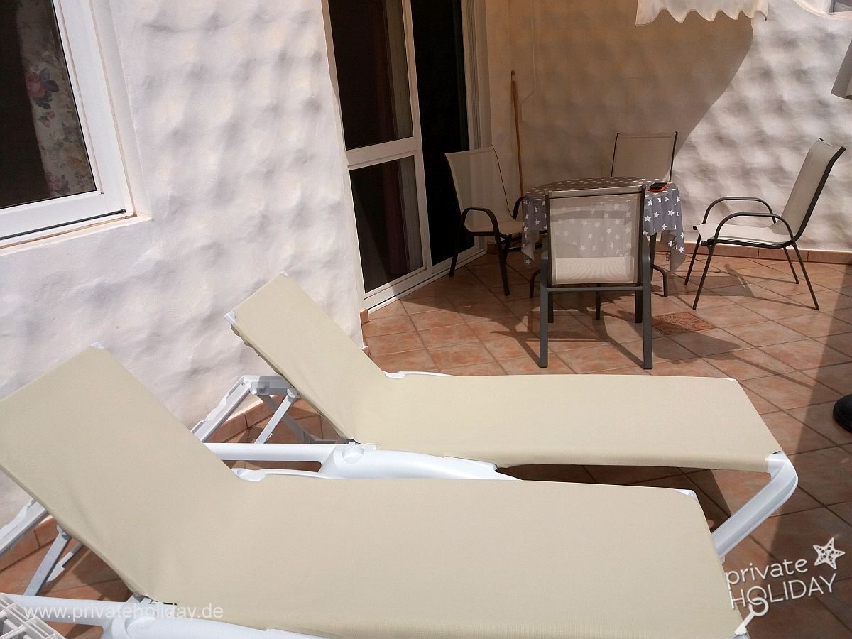 Terras met twee ligbedden en tafel – Costa Calma, Fuerteventura