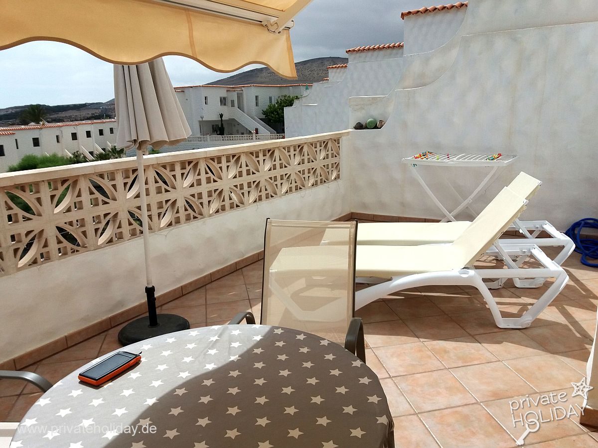 Balcony with sun lounger and dining table – Costa Calma, Fuerteventura
