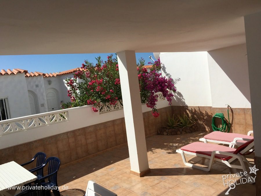 Zadaszony taras z leżakami i kwiatami – Costa Calma, Fuerteventura