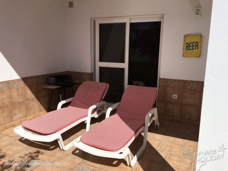 Terrazza coperta con lettini e tavolino – Costa Calma, Fuerteventura