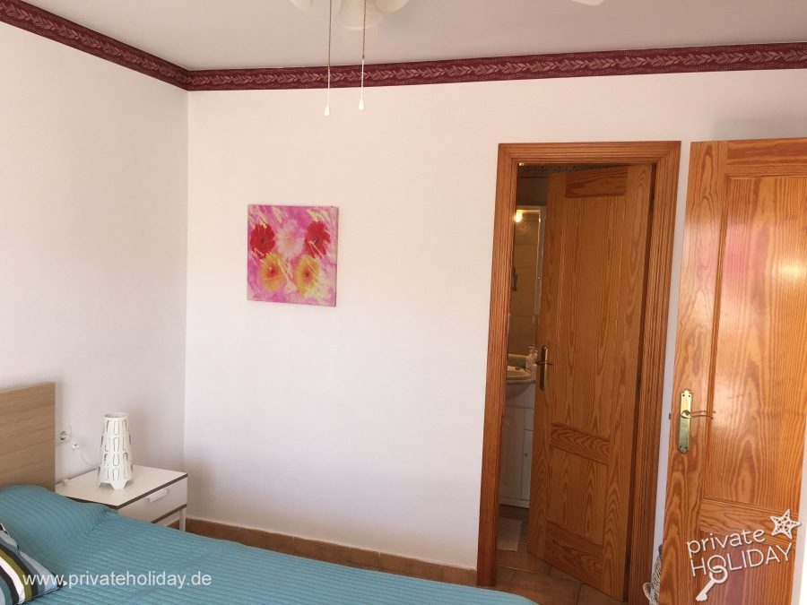Camera da letto con porta in legno e comodino – Costa Calma, Fuerteventura
