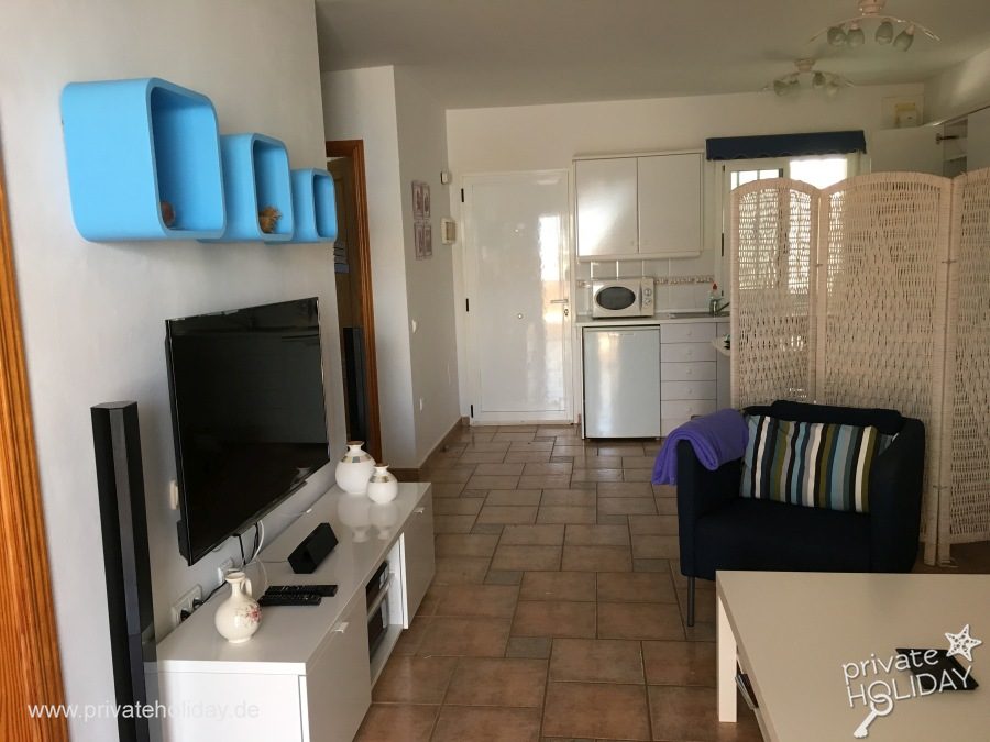 Zona giorno con TV e cucina aperta – Costa Calma, Fuerteventura
