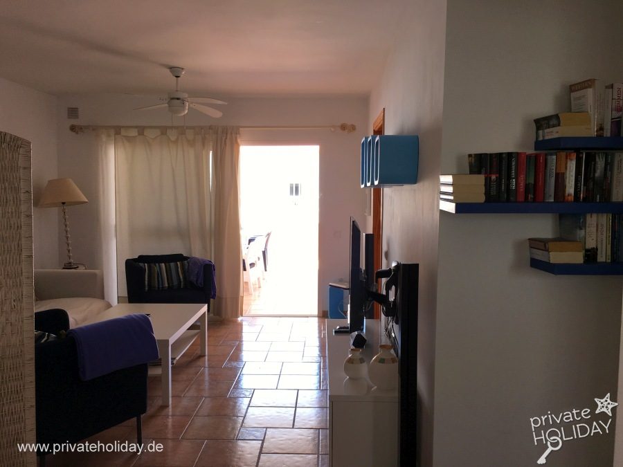 Soggiorno con portafinestra e mensole – Costa Calma, Fuerteventura