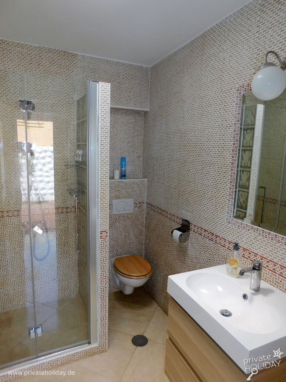 Salle de bains avec douche et lavabo – Costa Calma, Fuerteventura