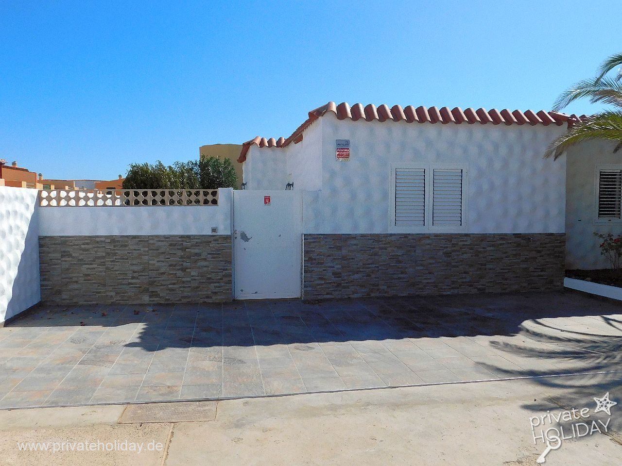 Espace extérieur avec mur de maison et sol pavé – Costa Calma, Fuerteventura