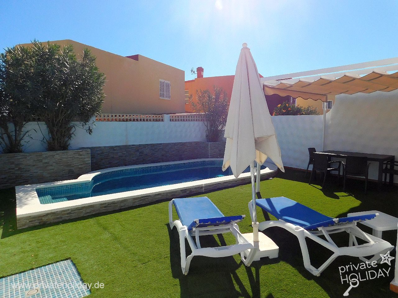 Piscine privée avec transats et parasol – Costa Calma, Fuerteventura