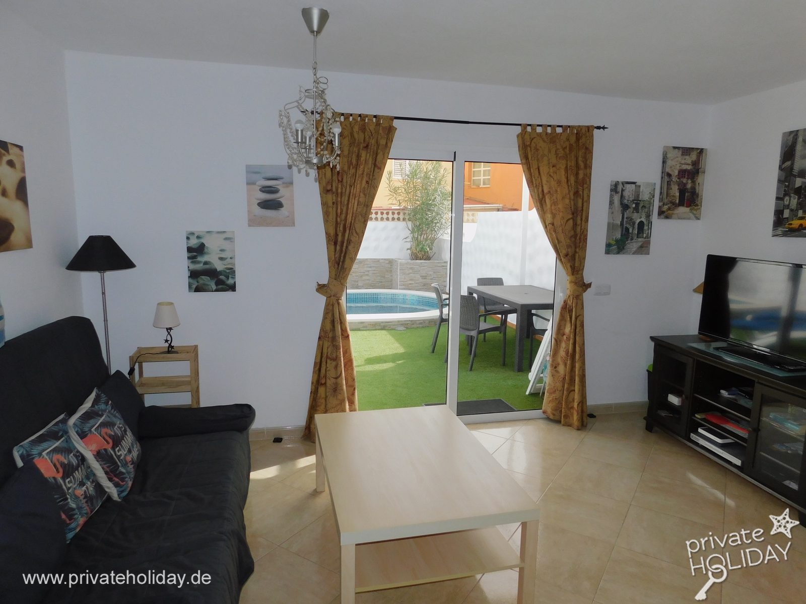 Salon avec canapé et porte-fenêtre – Costa Calma, Fuerteventura