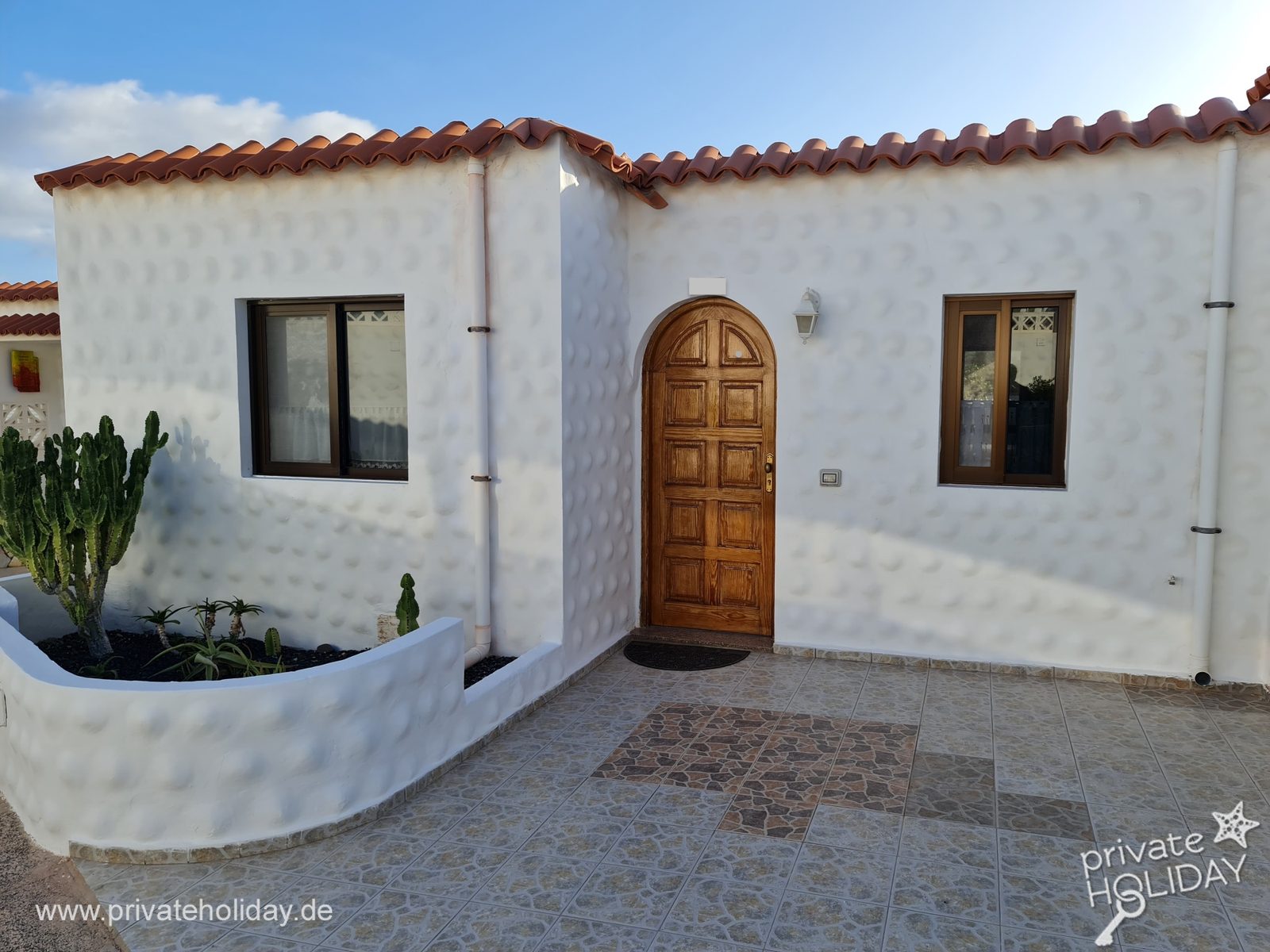 Façade de maison avec porte en bois et deux fenêtres – Costa Calma, Fuerteventura