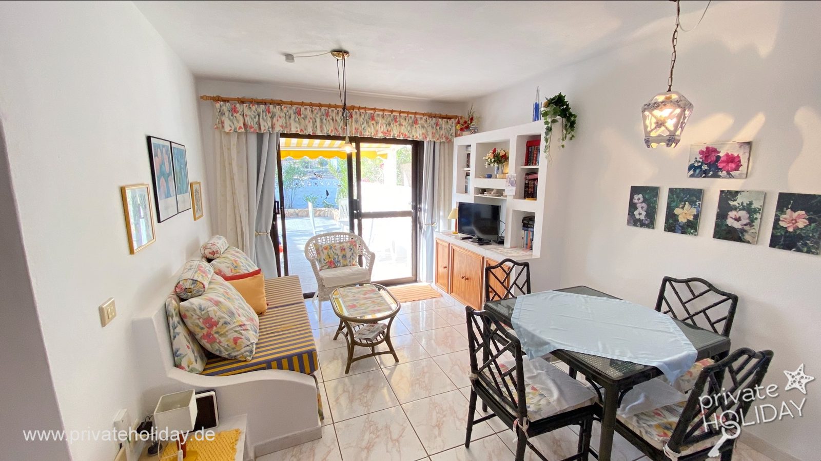 Salon avec table à manger et porte-fenêtre – Costa Calma, Fuerteventura