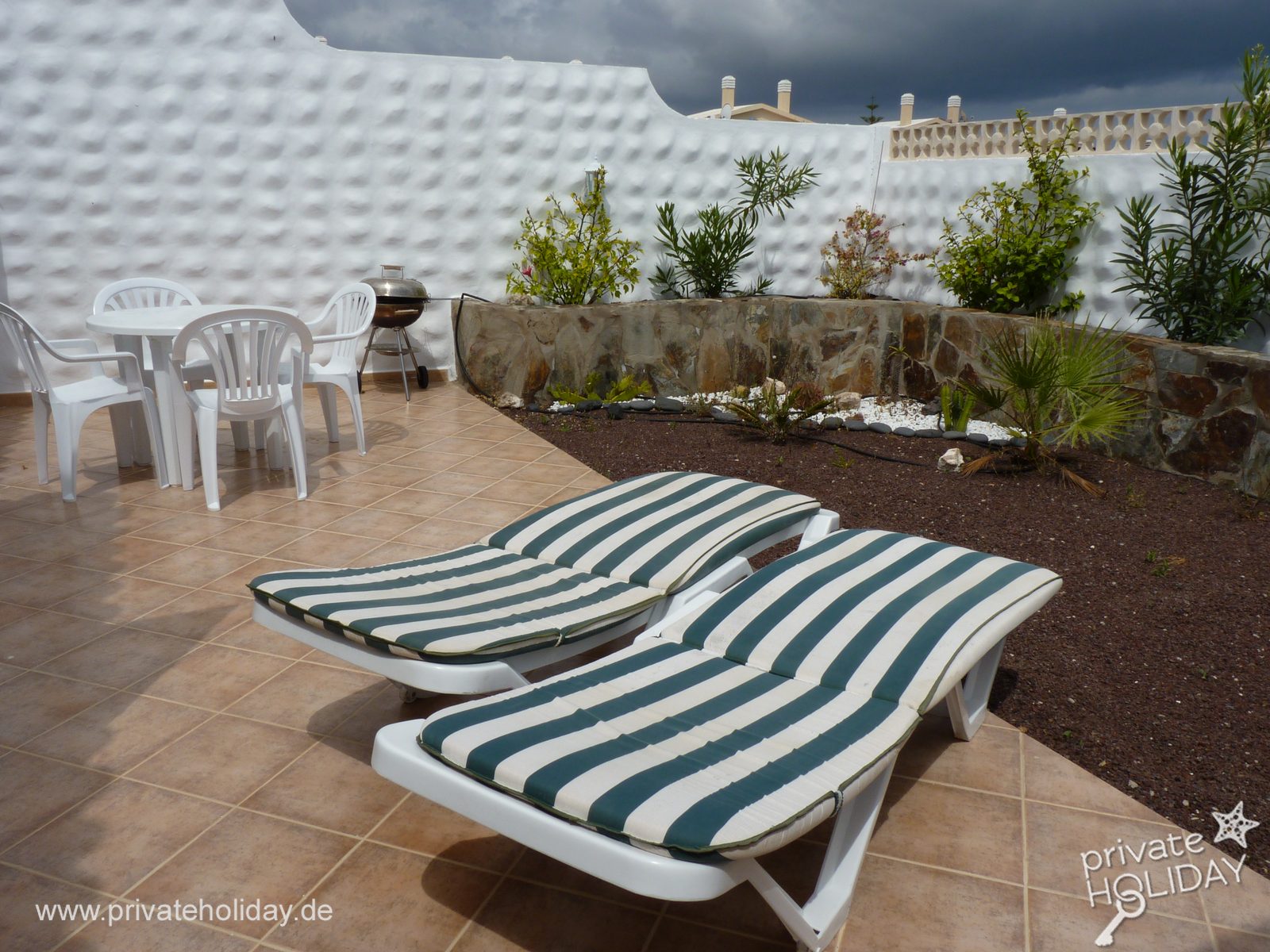 Terrace with sun loungers and dining table – Costa Calma, Fuerteventura