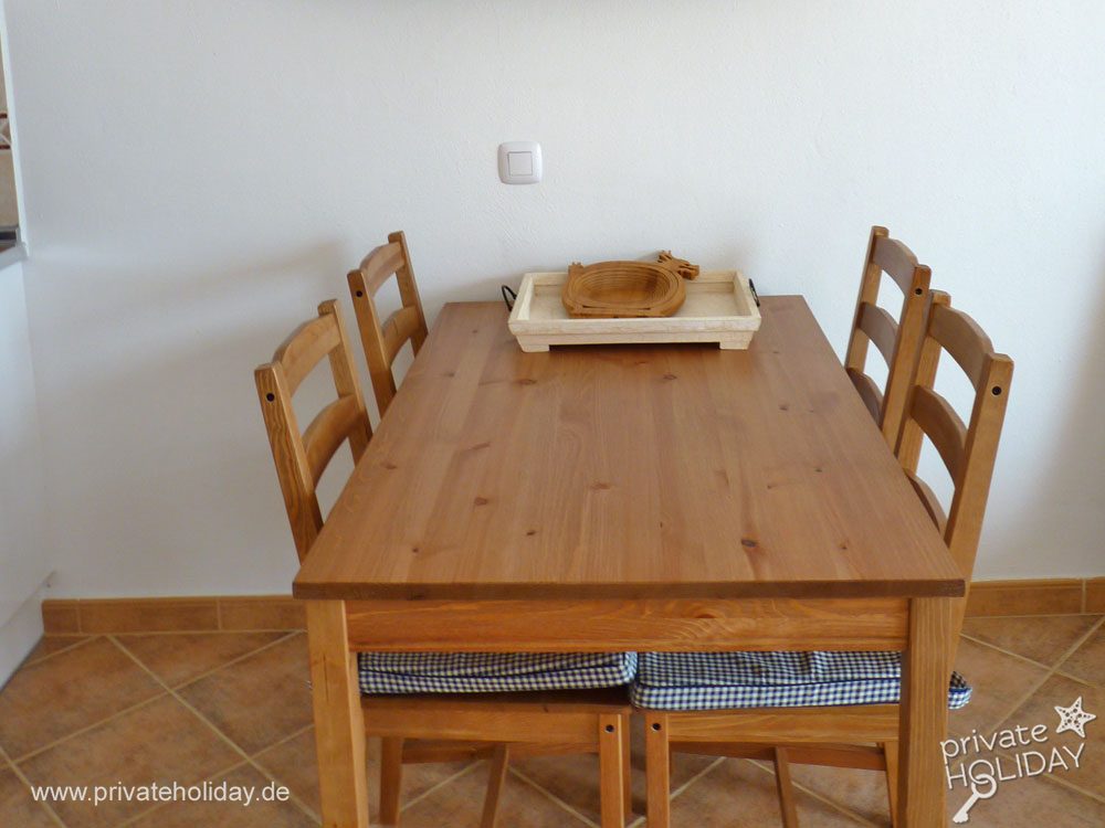 Coin repas avec table en bois et quatre chaises – Costa Calma, Fuerteventura